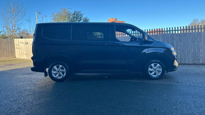 Ford Transit Custom 320 L1 Diesel Fwd 2.0 EcoBlue 150ps H1 Double Cab Van Limited - Image 9